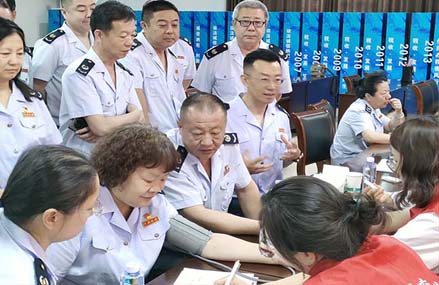 赤峰市腫瘤醫院開展“踐行初心擔使命 強基固本護健康”聯合主題黨日義診活動